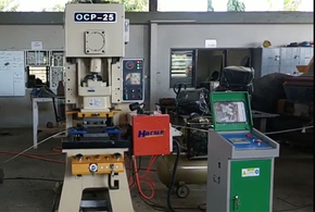 HARSLE CNC-ponsmachine die in Fiji werkt